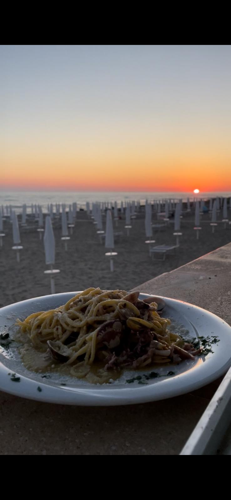 Pasta alle vongole con tramonto sul mare