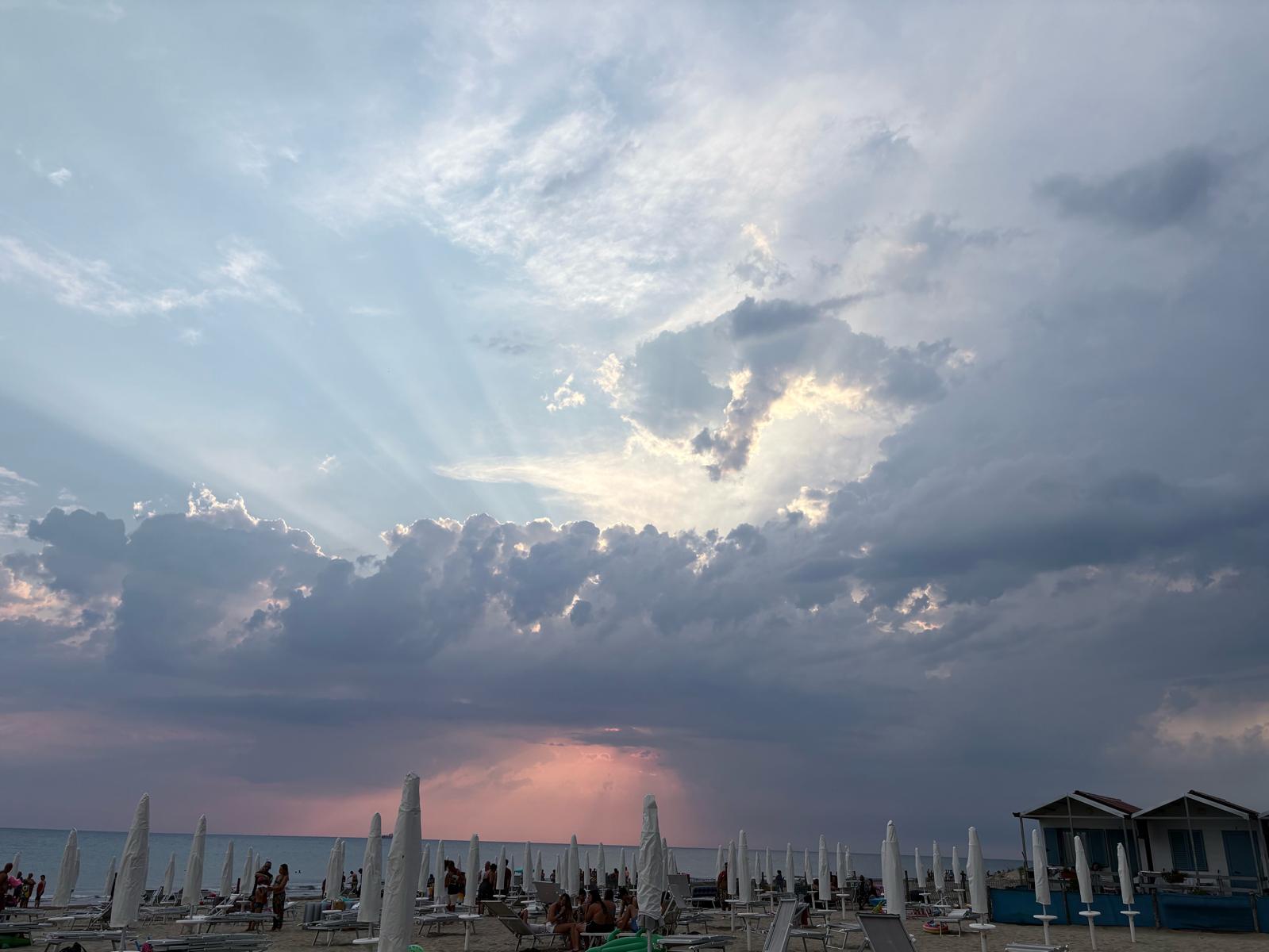 Spiaggia attrezzata con ombrelloni